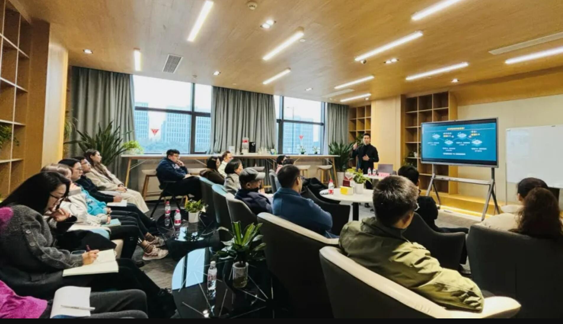 医药创新沙龙·商学季在临平区茧Space浙江大学基础医学创新研究院举行