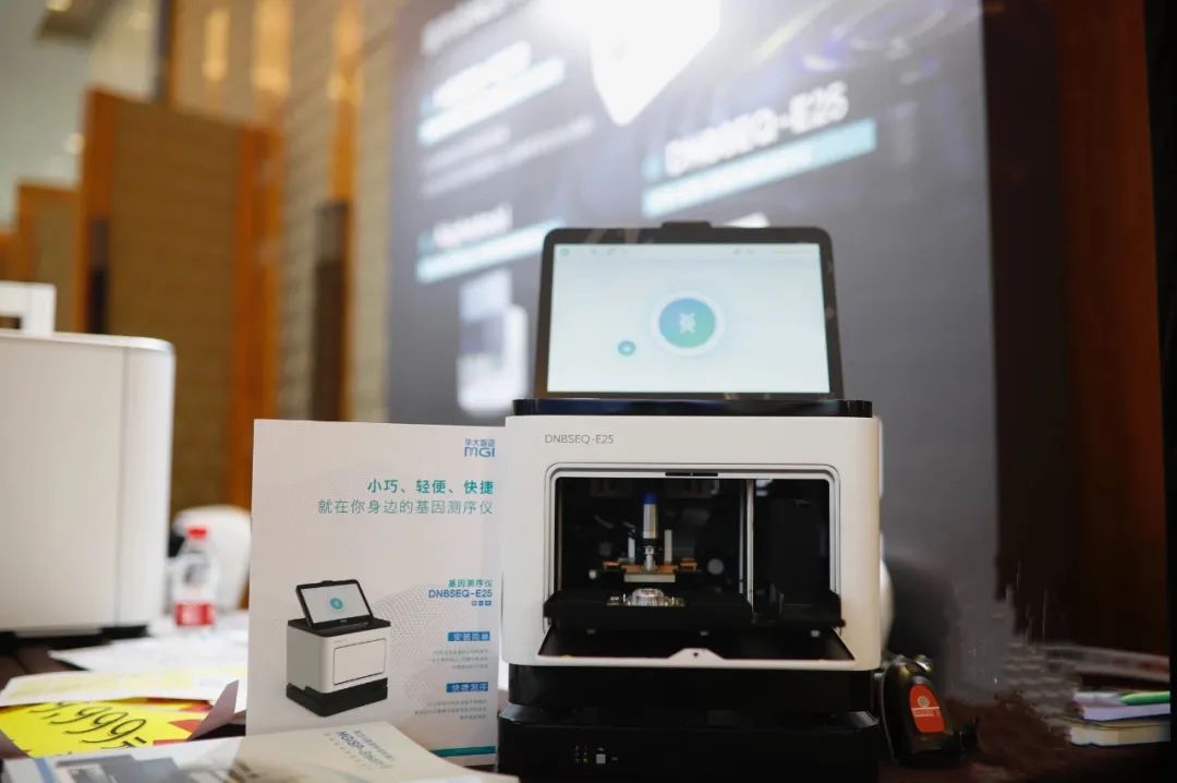 华大智造首次携合成生物学一站式产品组合亮相展会现场